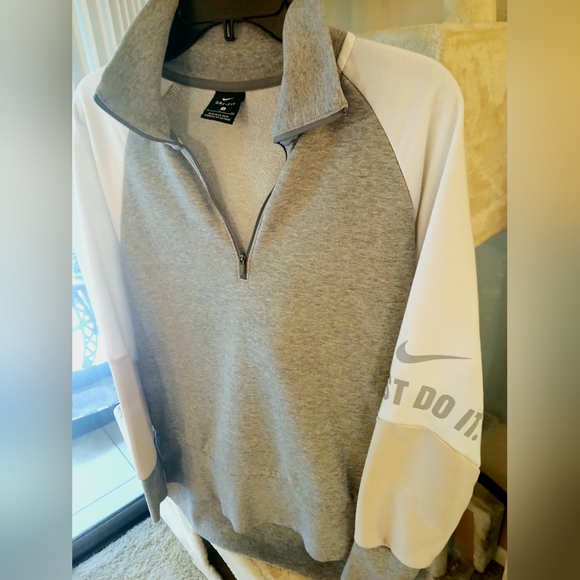 Women's S Nike pullover, color blocked NWOT - Picture 4 of 12